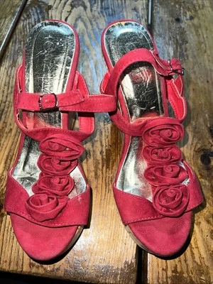 Cuñas de plataforma Wild Diva en rojo con rosas talla 7 Foto 1 de 4