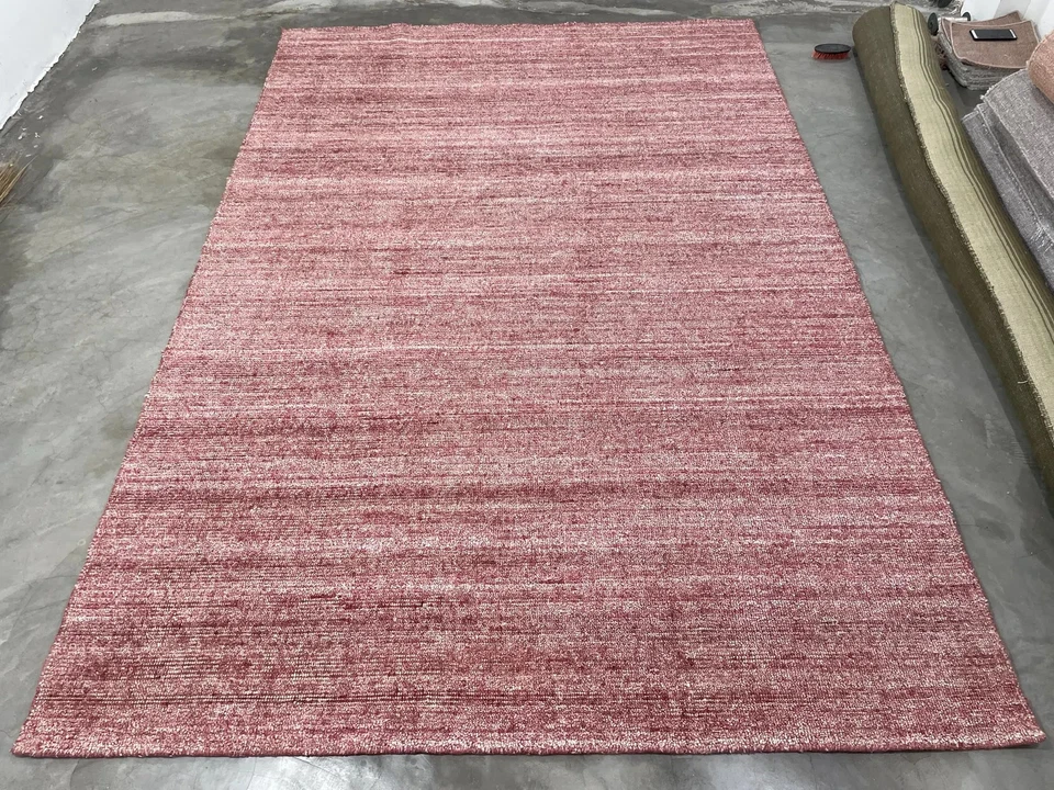 Alfombra hecha a mano de diseño con telar de bambú seda y lana color rojo y beige Foto 1 de 4