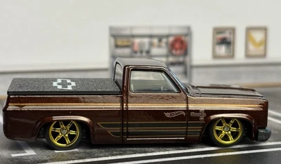 Chevy Silverado 1983 personalizado Hot Wheels marrón negro con cubierta de cama y pilotos reales Foto 1 de 4