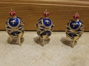 Caja de baratija de joyería en forma de huevo tapa con bisagras cristales con joyas y soporte azul rojo - Imagen 1 de 12