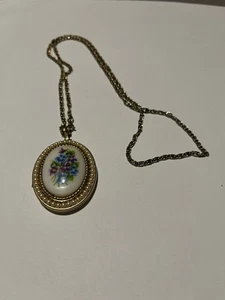 Vintage Avon Floral & Faux Pearl Picture Locket Necklace - Imagen 1 de 4