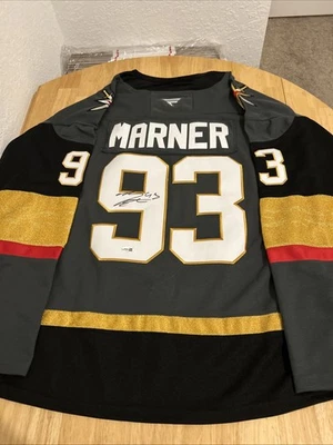 Camiseta deportiva autografiada de Mitch Marner Vegas Golden Knights certificada por la JSA Foto 1 de 4