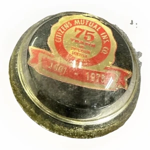 CITTADINI MUTUA ASSICURAZIONE CO VINTAGE PUBBLICITARIA FERMACARTE 75 anni 1901-1976 - Foto 1 di 4