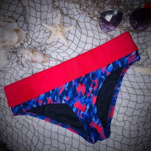 Pantalones de bikini geométricos TYR azul marino y rojo - Imagen 1 de 9