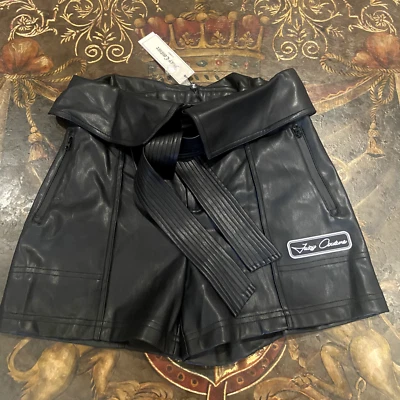 Juicy Couture 人造皮革高腰腰带黑色短裤,带标志细节,尺寸 M — 第 1/4 张图片