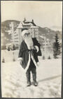 Costume garçon as Santa Claus neige suisse montagnes hiver Europe instantané photo