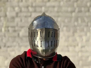 Casco de caballero medieval de acero grabado: casco renacentista cosplay LARP - Imagen 1 de 8