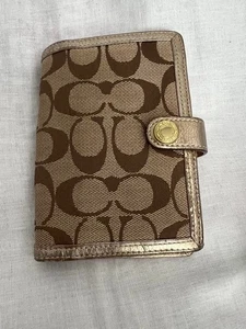 Cover quaderno Coach marrone firma oro 15 cm x 10 cm usata - Foto 1 di 4