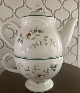 Pfaltzgraff Winterberry Teapot and Nested Cup Mug TEA FOR ONE Christmas Nod - Picture 1 of 3