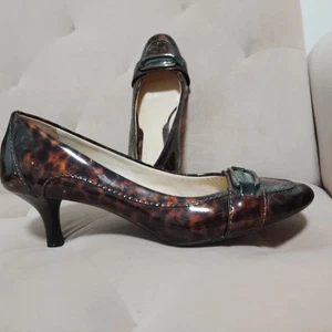 Scarpe décolleté Cole Haan Helena Mid Pump taglia 8B tartaruga vernice tacco fibbia - Foto 1 di 9
