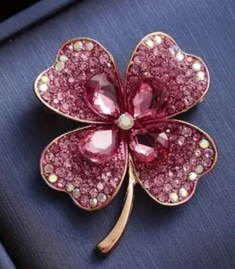 CLOVER BROOCH PINK FLOWER UNISEX ADULT KID VALENTINES CHRISTMAS BIRTHDAY GIFT UK - Picture 1 of 2