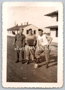 WW2 Vintage US ARMY 82nd AIRBORNE Photo SOLDIER in FORT BRAGG T-Shirt / Helmet - Picture 1 of 2