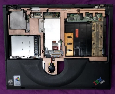 IBM Thinkpad i Series 1200 1300 reposamanos y estuche inferior con placa base Foto 1 de 4