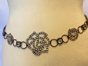 ¡Nuevo! Cinturón de cadena ajustable para mujer rosa con cristales tono negro metal - Imagen 1 de 7