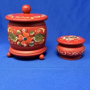 Caja de baratija roja rosemaling y caja con patas de arte popular noruego más grande - Imagen 1 de 14