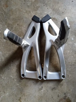 Пара оригинальных задних пассажирских подножек кронштейнов для BMW K1200RS 2002 98-03 годов выпуска - Изображение 1 из 3