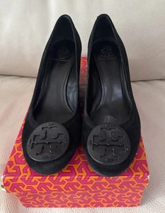 Zapatos de salón para mujer TORY BURCH Sally de gamuza negra EE. UU. 10 M sin cordones con logotipo de cuña - Imagen 1 de 15