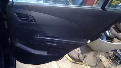 CHEVROLET SONIC LT SEDAN 2015 Door Trim Panel Rear RIGHT 470222 Foto 1 de 4