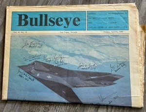 1990 Nellis AFB “Bullseye” Newspaper F-117A Stealth Fighter Signed by Pilots - Foto 1 di 2