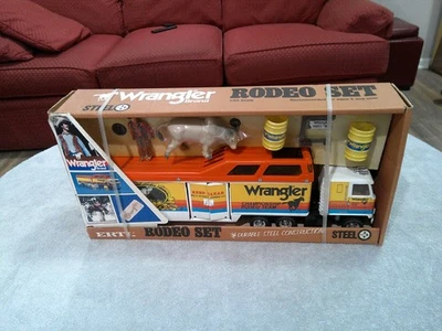Raro juego de rodeo Ertl Wrangler 1982 camión acero prensado con figuras selladas sin usar, en caja Foto 1 de 4