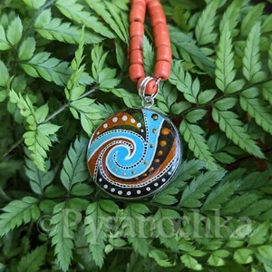 Colgante Pysanka concha de ganso estilo huevo de Pascua en un collar de cerámica hecho a mano - Imagen 1 de 10