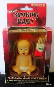 Pañal de cerámica vintage sin usar, en caja 2003 por Accoutrements vestido ojos muertos bebé fumador - Imagen 1 de 8