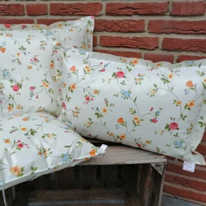Cuscino da esterno fiori sparsi su beige in tela cerata in 3 misure / cuscino da giardino - Foto 1 di 4