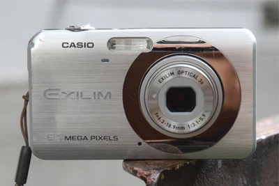 CASIO EXILIM EX-Z80 Digitalkamera 8,1 MP 3x Zoom  Digicam Bridge silber - Bild 1 von 4