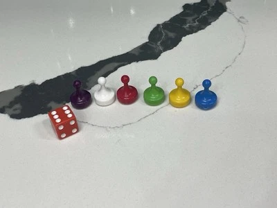 VTG CLUE Board Game Replacement Pieces Parts 6 Player Tokens 1 Red Die - Image 1 of 2