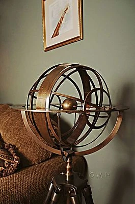 Armilar de latão com suporte de madeira - Reprodução de museu - Imagem 1 de 4