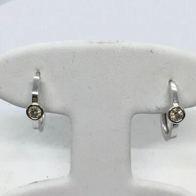 Aretes tipo argolla Huggie de diamantes mente tierra natural de oro blanco de 14 quilates de 1/5 CTW de 14 mm Foto 1 de 4