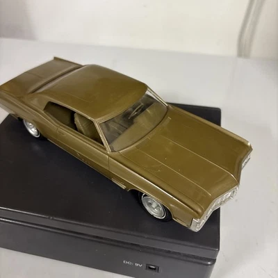 Coche promocional vintage AMT 1970 Buick Wildcat concesionario oro oscuro escala 1:25 plástico Foto 1 de 4