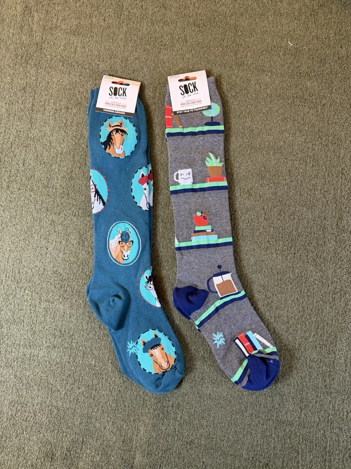 Lote de 2 calcetines hasta la rodilla de pantorrilla ancha Sock It To Me libros de caballos café nuevos con etiquetas Foto 1 de 4
