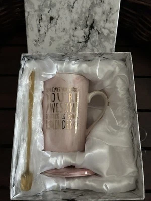 TAZA ROSA CON MONTAÑA RUSA Y CUCHARA PARA AGITAR PARA ALGUIEN ESPECIAL. Foto 1 de 3