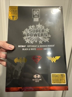 SDCC 2024 McFarlane Super Powers Edición Acento Blanco y Negro Etiqueta Dorada Paquete de 3 Foto 1 de 4