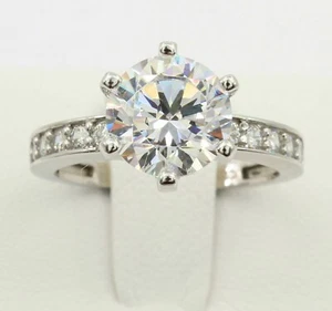 Anello San Valentino Fidanzamento Moissanite Taglio Tondo 2,50Ct Placcato Oro Bianco 14K - Foto 1 di 5