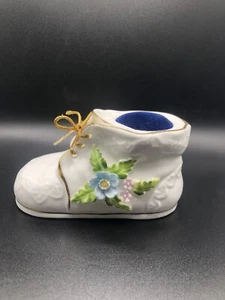 TOWLE Pin Cushion Fine Bone China Babyschuh mit Goldrand/Schnürsenkel/Blau Rose - Bild 1 von 7