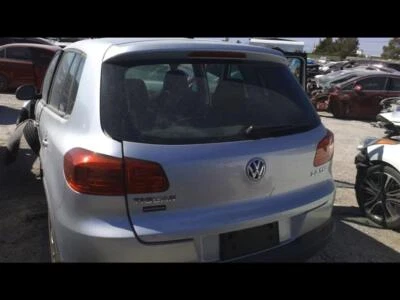 Used Deck Lid fits: 2013 Volkswagen Tiguan spoiler w/o sport package w/o camera - Imagem 1 de 4