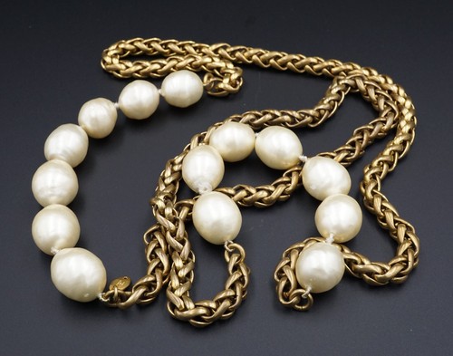 1983 Chanel collana saltatore catena perla e oro catena perla e oro catena grano