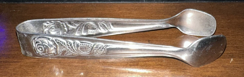 Pinzas de azúcar vintage con mango de rosa plateada Foto 1 de 4