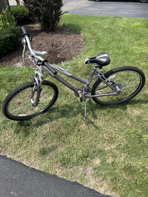 Giant Boulder Five Bicycle – Mountain Bike | Great Condition - Image 1 of 4