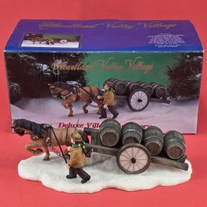 Heartland Valley Village Deluxe Dorfzubehör Pferdewagen mit Fässern - Bild 1 von 11