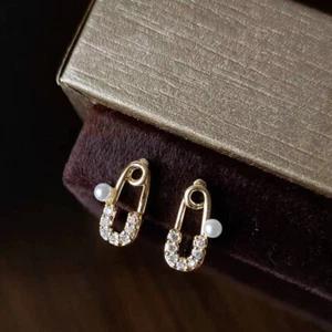 Vintage Paper Clip Mini Pearl Sterling Silver Stud Claw Post Dainty Earrings - Picture 1 of 4