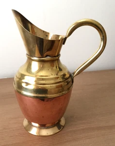 A 9.25" TALL, 437g, PEERAGE COPPER JUG / POURER c/w BRASS HANDLE, TOP + BASE RIM - Picture 1 of 7