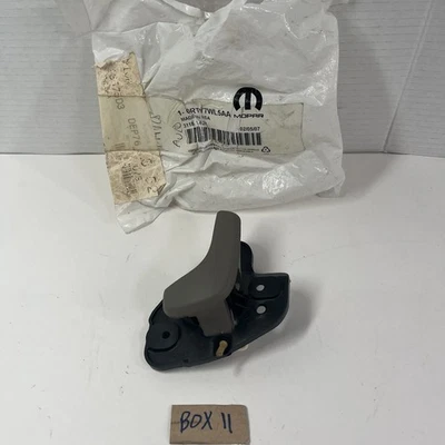 NOVO 2001 - 2003 DODGE GRAND CARAVAN MAÇANETA INTERNA ESQUERDA 0RT77WL5AA FABRICANTE DE EQUIPAMENTO ORIGINAL - Imagem 1 de 4