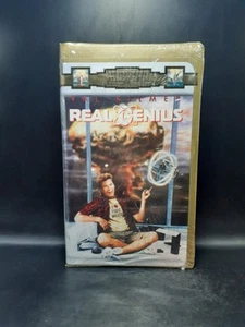 Real Genius (VHS, 1996, Clamshell Packaging) Brand New Factory Sealed Free Ship - Imagen 1 de 19