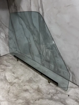 Camioneta Toyota Hilux 79-83 puerta derecha ventana de vidrio sin ventilación de ala OEM Japón Foto 1 de 4