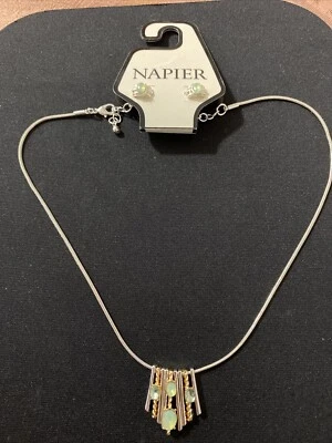 Juego de collar y pendientes Napier tono plata y verde  Foto 1 de 4