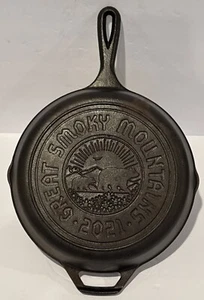 "Sartén de hierro fundido Lodge Great Smoky Mountains edición 2021 caños y mango 10""" - Imagen 1 de 12