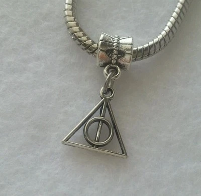 Berloque pendurado com logotipo da Relíquia da Morte Harry Potter compatível com pulseira estilo europeu - Imagem 1 de 4